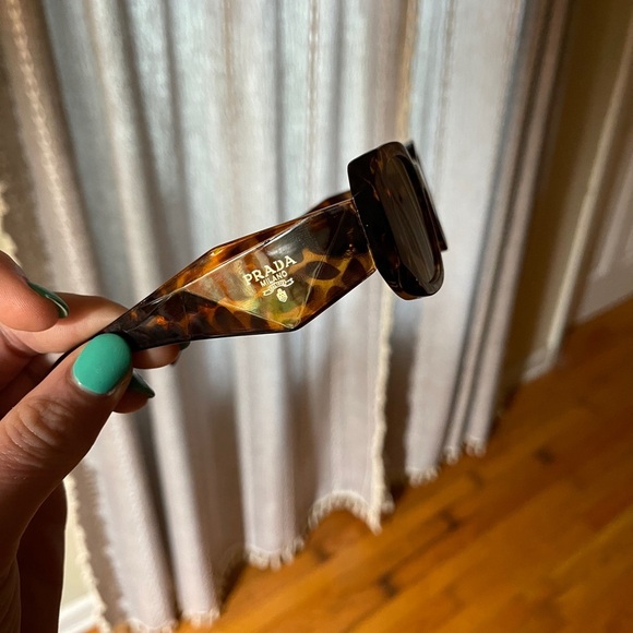 Prada sunglasses - Picture 7 of 8